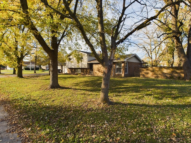 view of front facade featuring a front yard