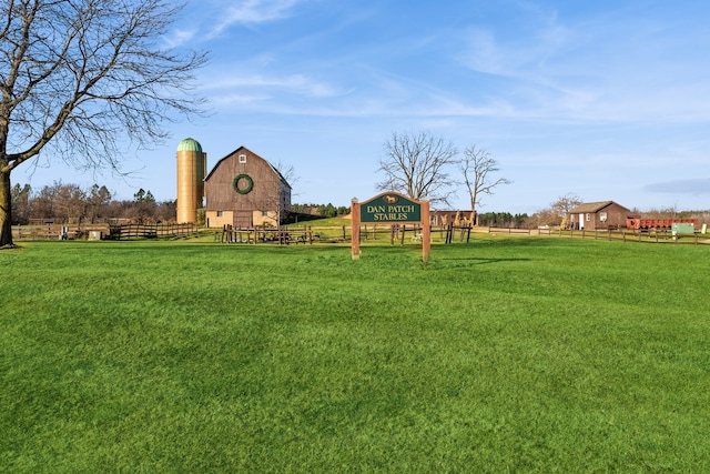 view of yard featuring an outbuilding