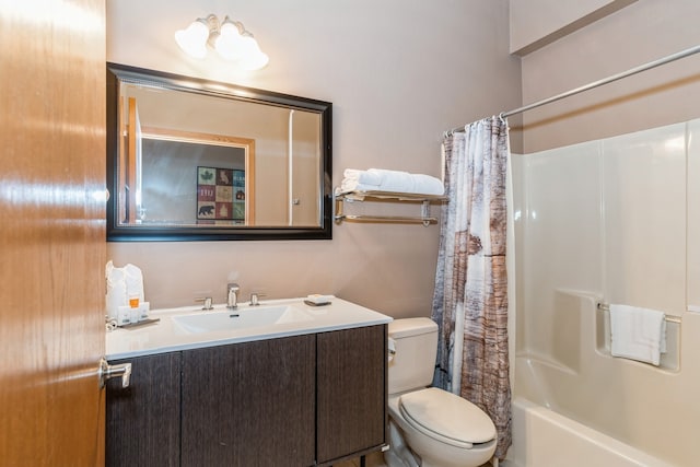 full bathroom featuring shower / tub combo with curtain, vanity, and toilet