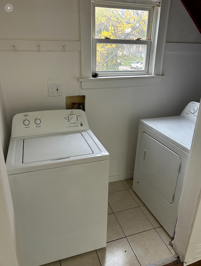 washroom featuring light tile patterned flooring and independent washer and dryer