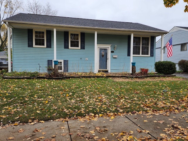 view of front of property featuring a front lawn