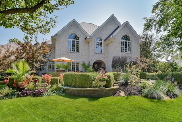 view of front facade featuring a front lawn