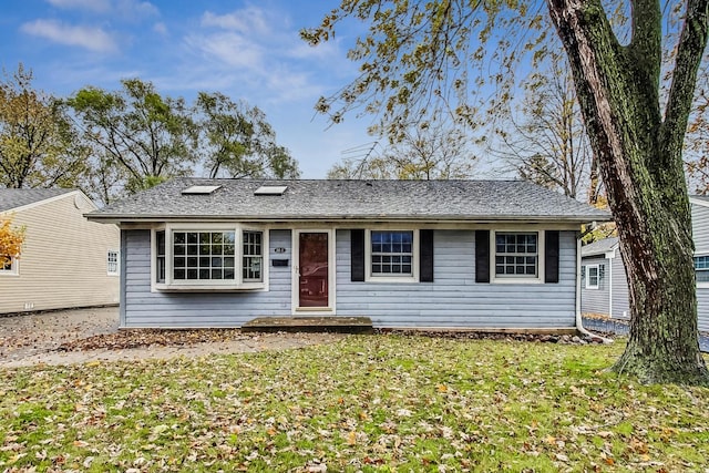 ranch-style home featuring a front lawn