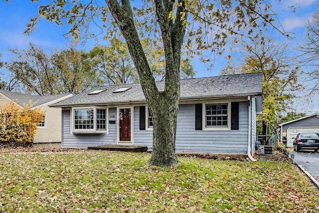 single story home featuring a front lawn