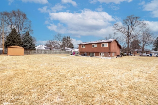 view of yard featuring a shed