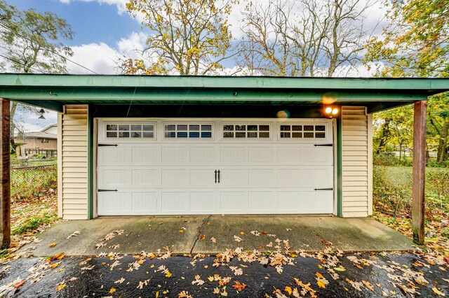 view of yard with a storage shed