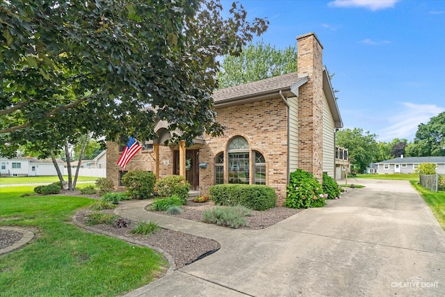 view of front of house featuring a front lawn