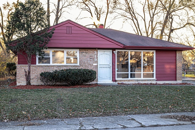 view of front facade featuring a front lawn