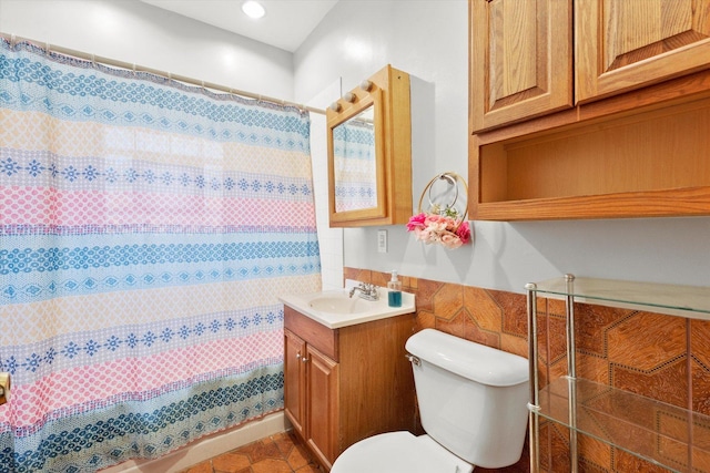 2425 W 46th Pl, Chicago, IL 60632 - full bathroom featuring toilet, curtained shower, tile walls, and vanity