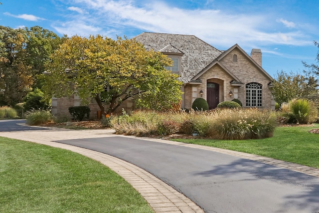 view of front facade with a front yard