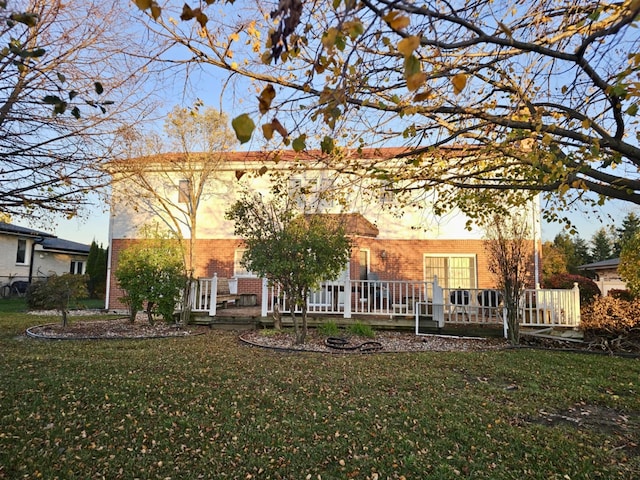 back of house featuring a lawn