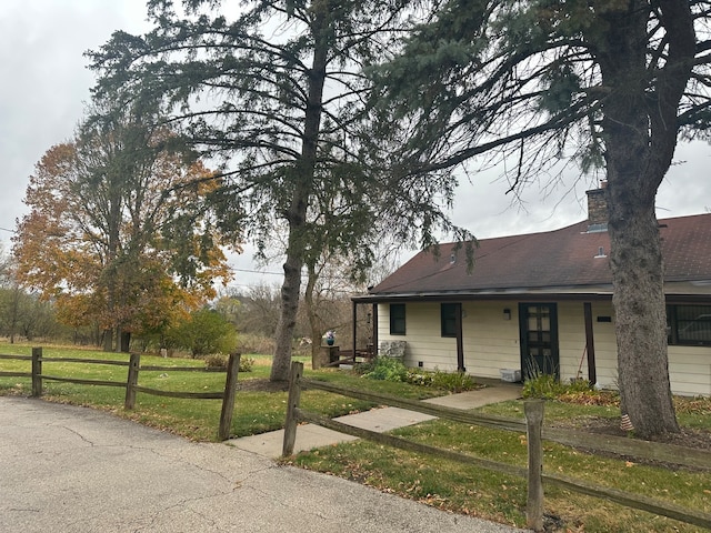 view of front facade with a front yard