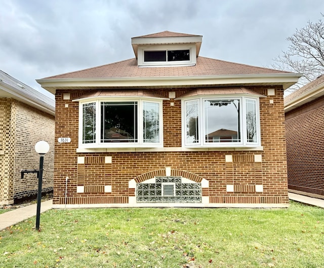 view of front of home with a front lawn