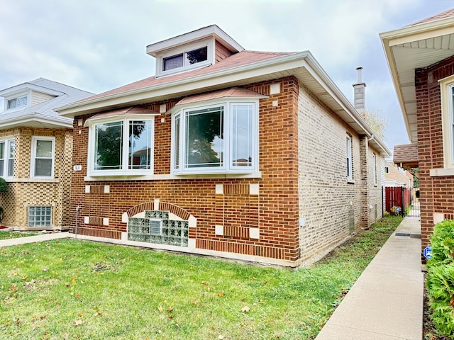 view of front of property featuring a front yard