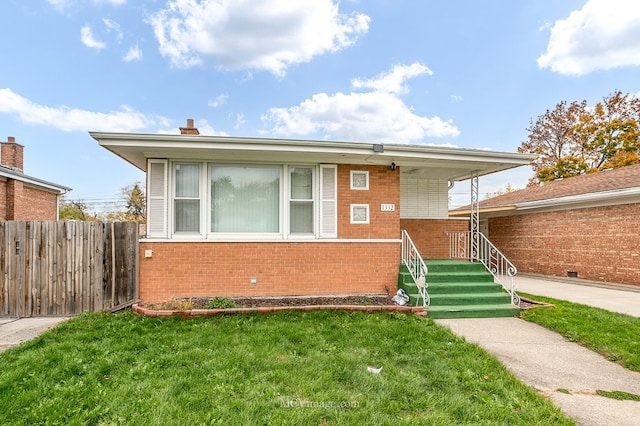 view of front of property featuring a front yard