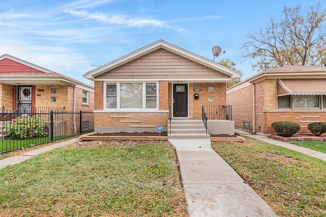 bungalow featuring a front yard