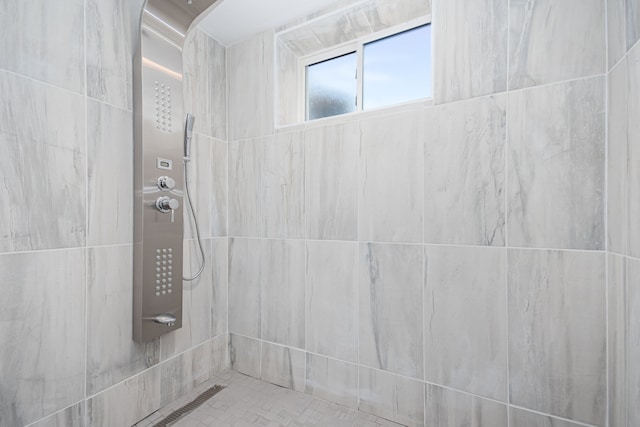 bathroom featuring a tile shower