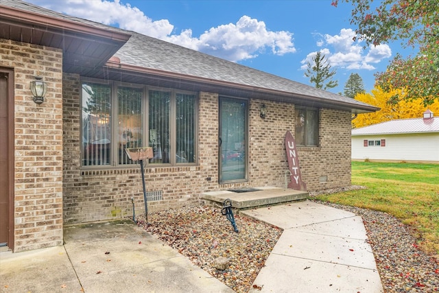 view of front of property featuring a front yard