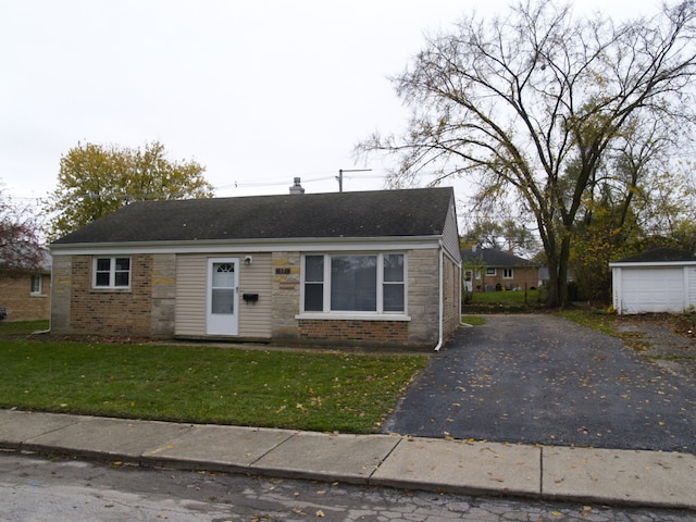 view of front of house with a front lawn