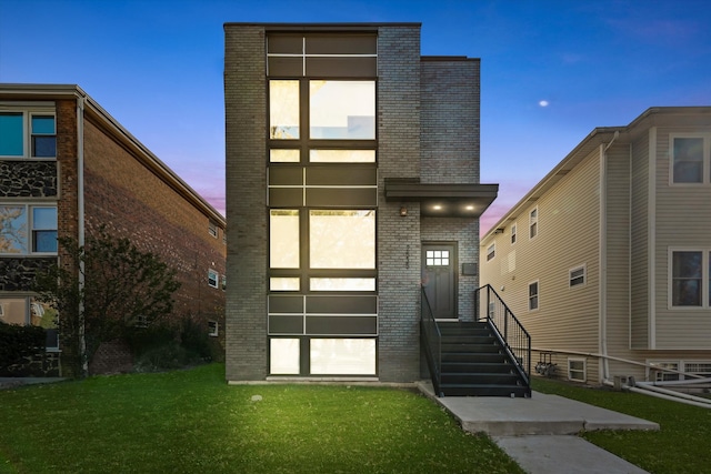 view of front facade featuring a lawn