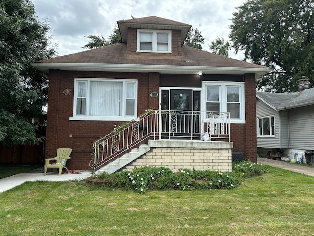 view of front of home featuring a front lawn