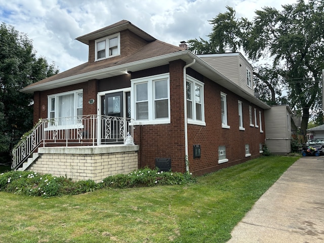 bungalow featuring a front yard