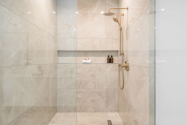 bathroom featuring tiled shower