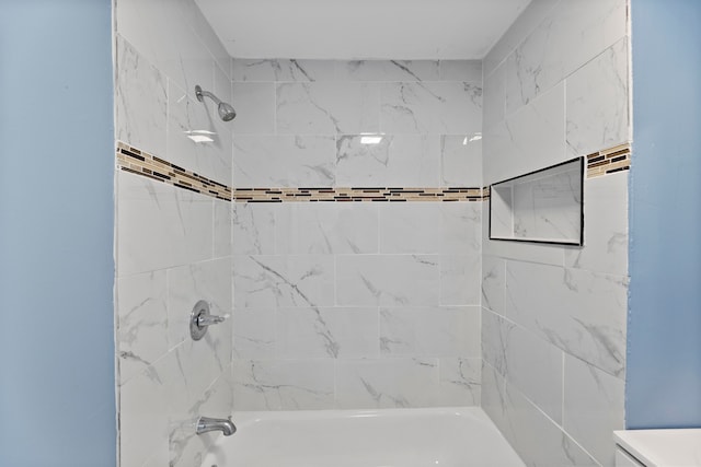 bathroom with tiled shower / bath combo