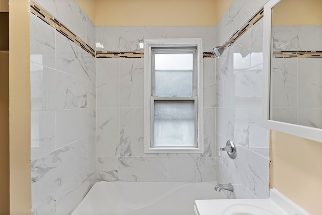 bathroom featuring tiled shower / bath combo