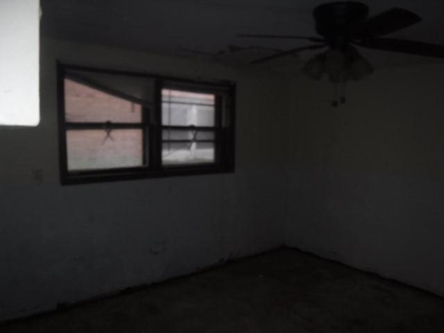 unfurnished room featuring ceiling fan