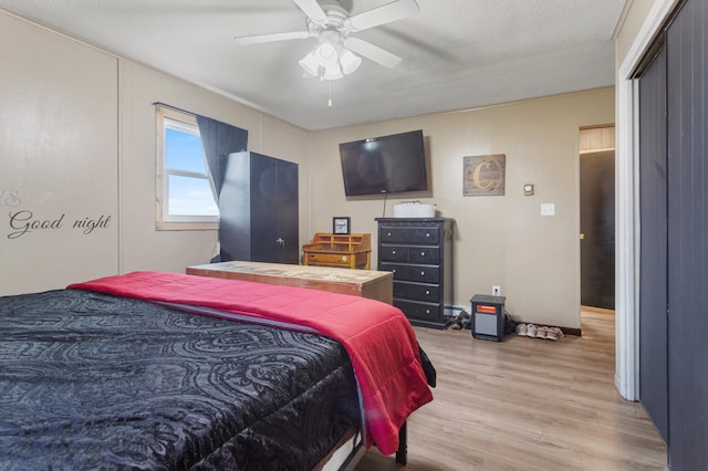 bedroom featuring a textured ceiling, light hardwood / wood-style flooring, and ceiling fan