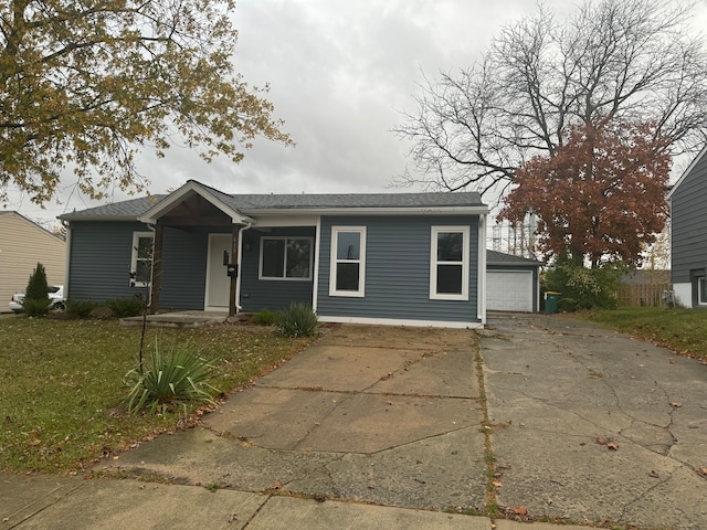 view of front of property featuring a front lawn