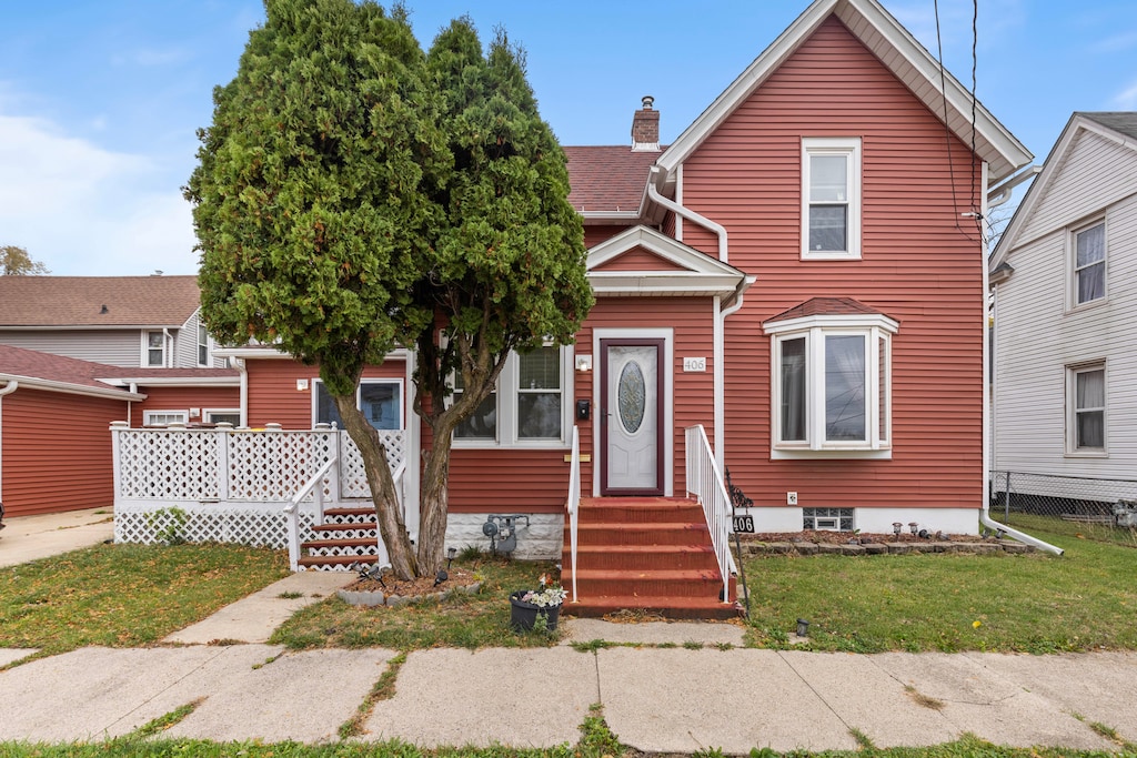 view of front of property featuring a front yard