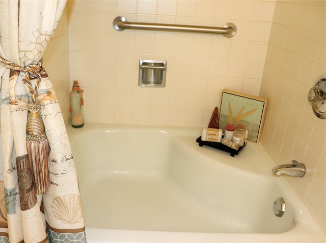 bathroom featuring a washtub