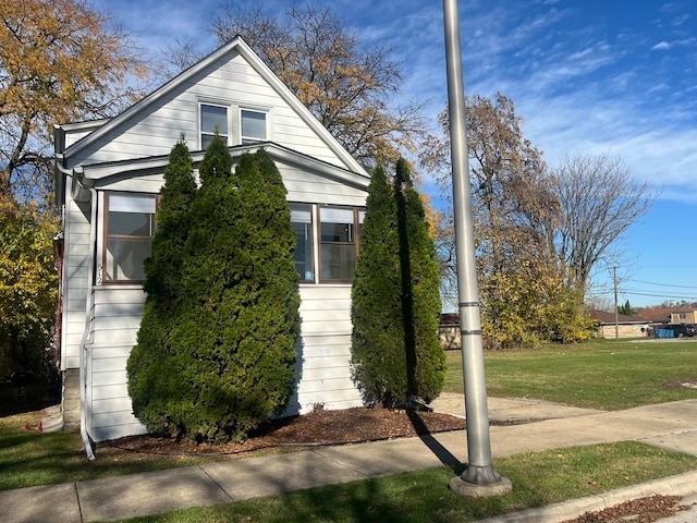 view of front of property featuring a front lawn