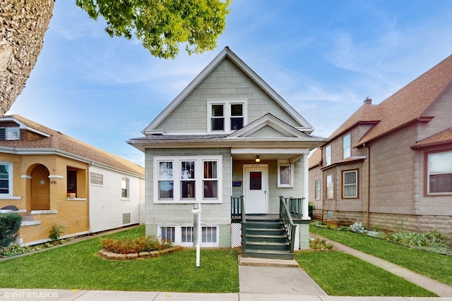 bungalow featuring a front lawn