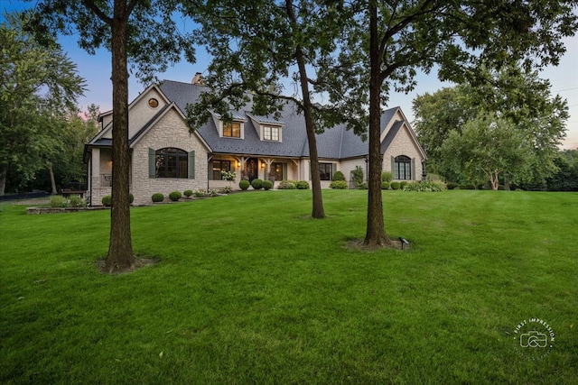 view of front of house featuring a yard