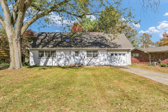 view of front of house featuring a front lawn and a garage