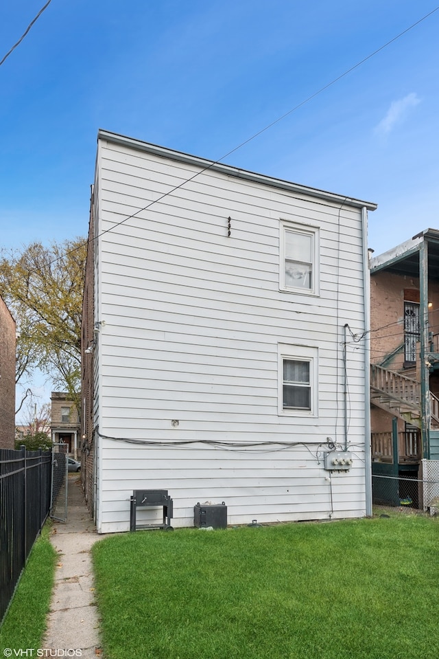 view of side of property featuring a lawn