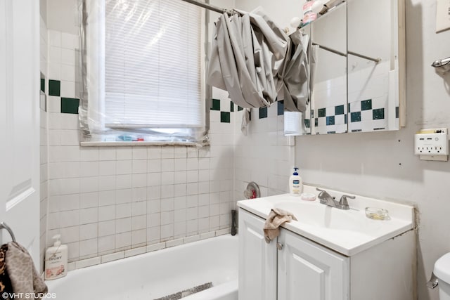 full bathroom with shower / bath combo with shower curtain, vanity, and toilet