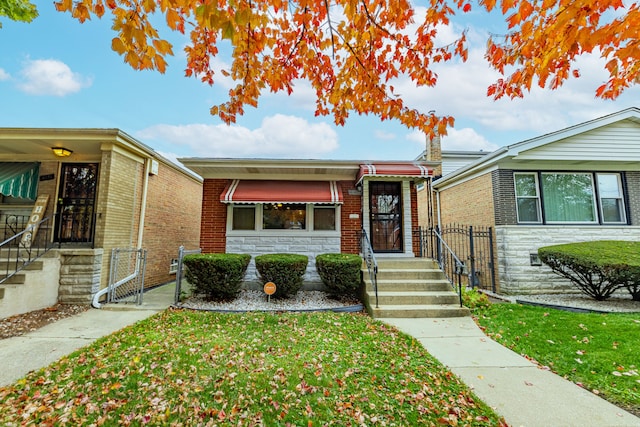 view of front of property featuring a front lawn