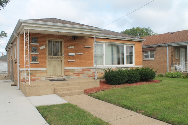 view of front of home with a front lawn