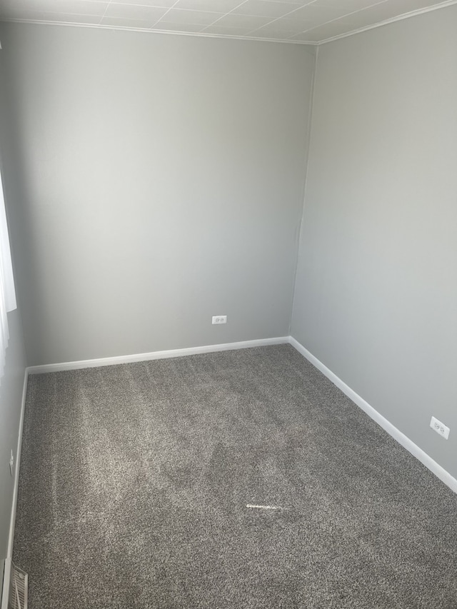 empty room with visible vents, baseboards, and carpet flooring