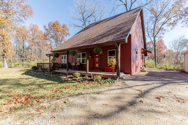 view of front of home featuring a front yard