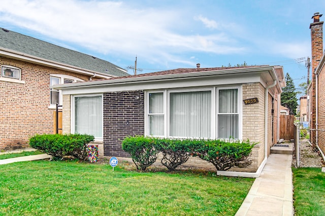 view of front facade with a front lawn