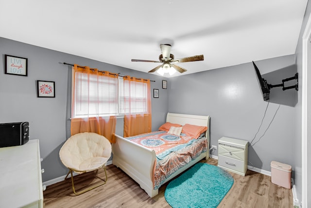 bedroom featuring light hardwood / wood-style floors and ceiling fan