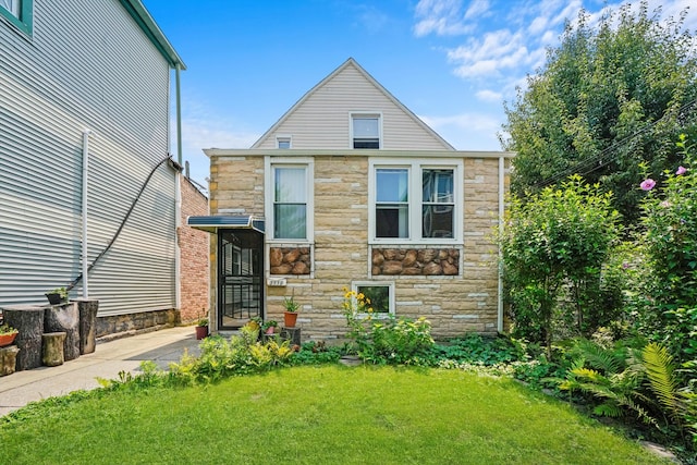 view of front of house with a front lawn