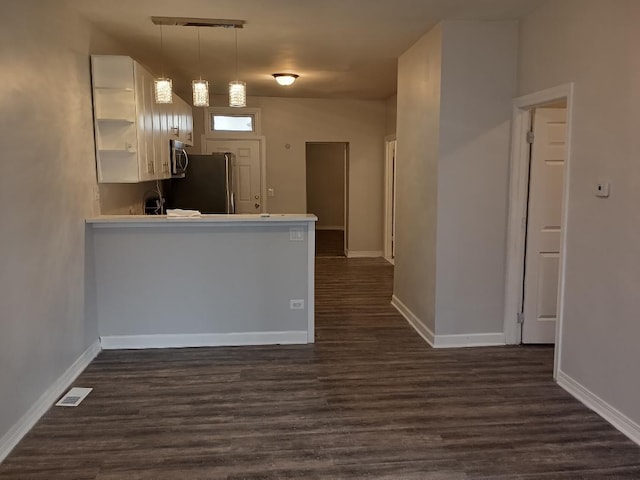 kitchen featuring white cabinetry, stainless steel appliances, dark wood-style floors, and visible vents