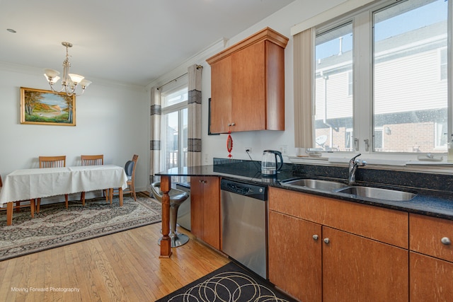 kitchen featuring crown molding, a notable chandelier, sink, stainless steel dishwasher, and light hardwood / wood-style flooring