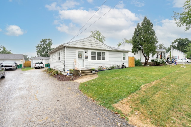 view of front of house featuring a front lawn